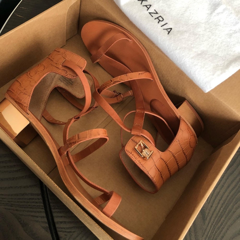 BcBgMaxAzria camel brand new sandals